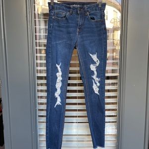 Distressed anklet skinny jeans